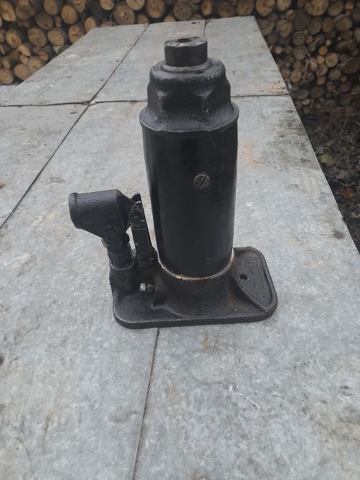 Продається гідравлічний домкрат.