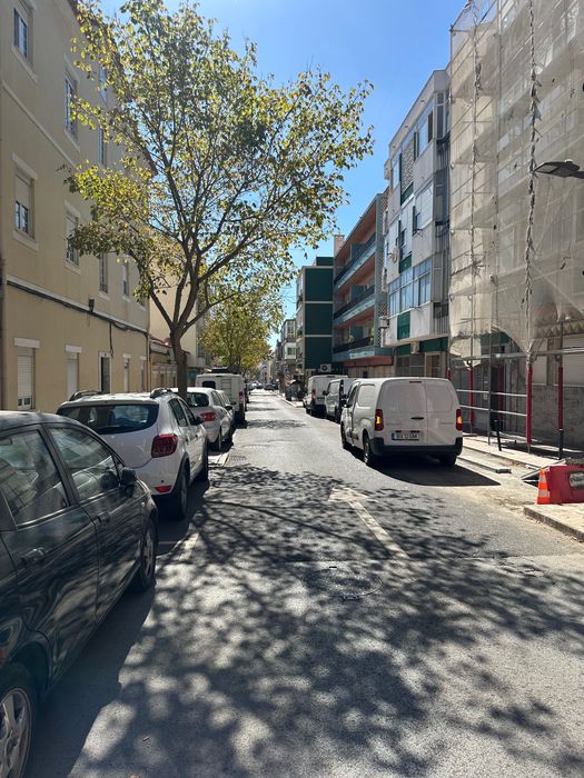 Arrendo T2 ALGES-com logradouro DE 100m2(centro de Alges)