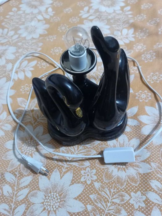 Настільна лампа зі статуеткою