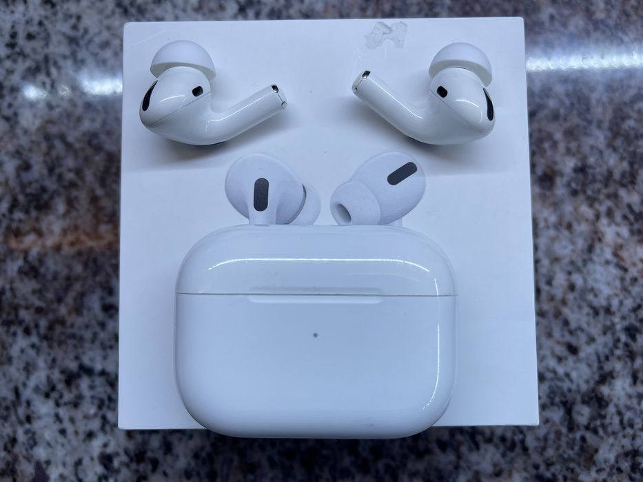 Apple Airpods PRO(треск в правом при басах ,выдает несоотвествие