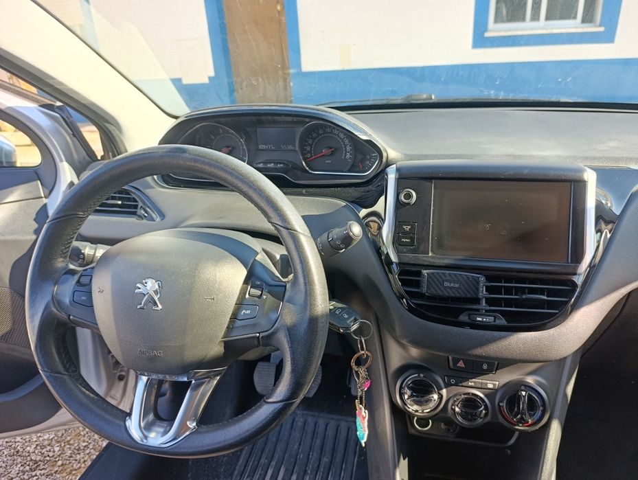 Peugeot 208 1.2 Gasolina 2013 – 123 mil km – Muito estimado