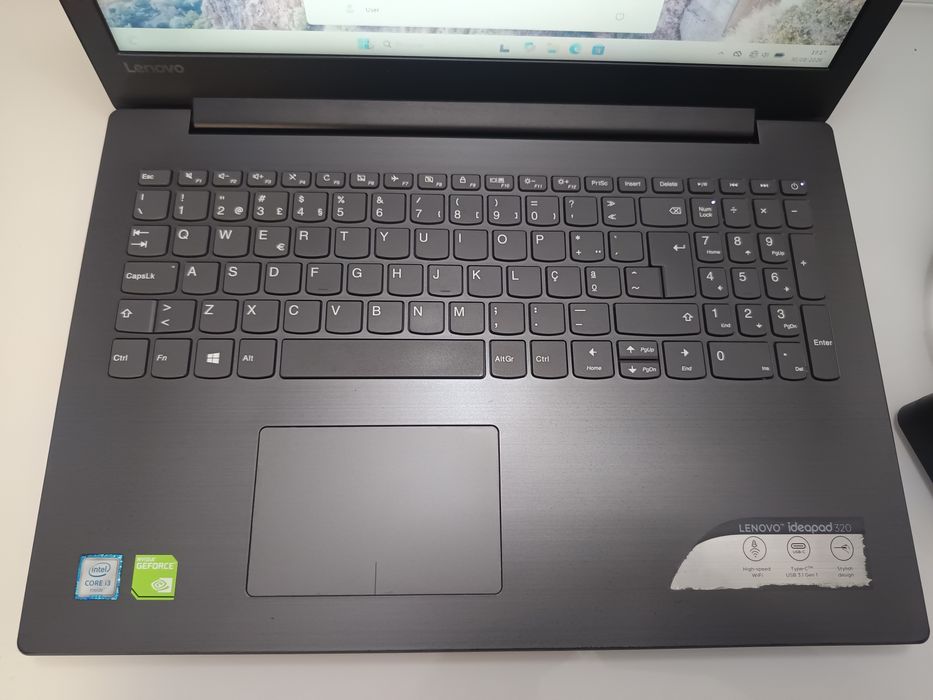 Portátil Lenovo / 8GB RAM / SSD 128GB / Gráfica dedicada