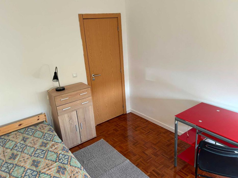 Quarto para arrendar com boa localização e boas condições