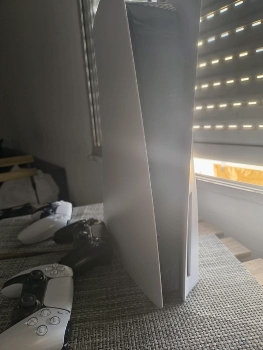 Consola Ps5 1T edição CD usada .. muito bom estado + jogo Forspoken64563931006722123