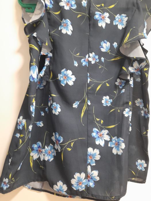 Blusa de cavas azul marinho com flores da Primark