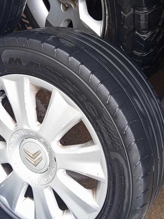 Vendo 4 jantes R16 Citroen C2 VTS com Pneus