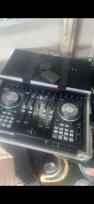 Dj table TRAKTOR Kontrol S4