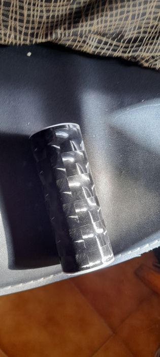 Dois rolos de carbono metalizados preto