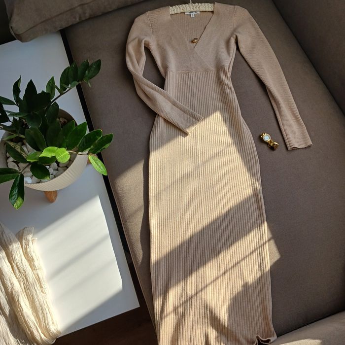 Трикотажна сукня міді в рубчик бренду  EDITED