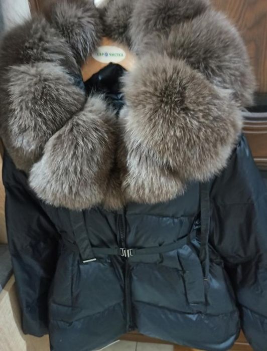 Куртка пуховик з великим капішоном і шикарним хутром.