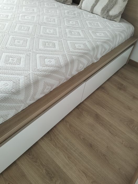 Cama de casal com arrumação