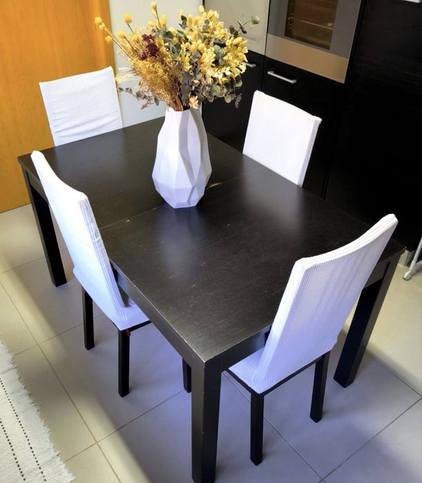 4 cadeiras e mesa de cozinha
