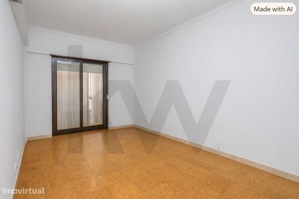 Apartamento T4 transformado em T3 na Amora