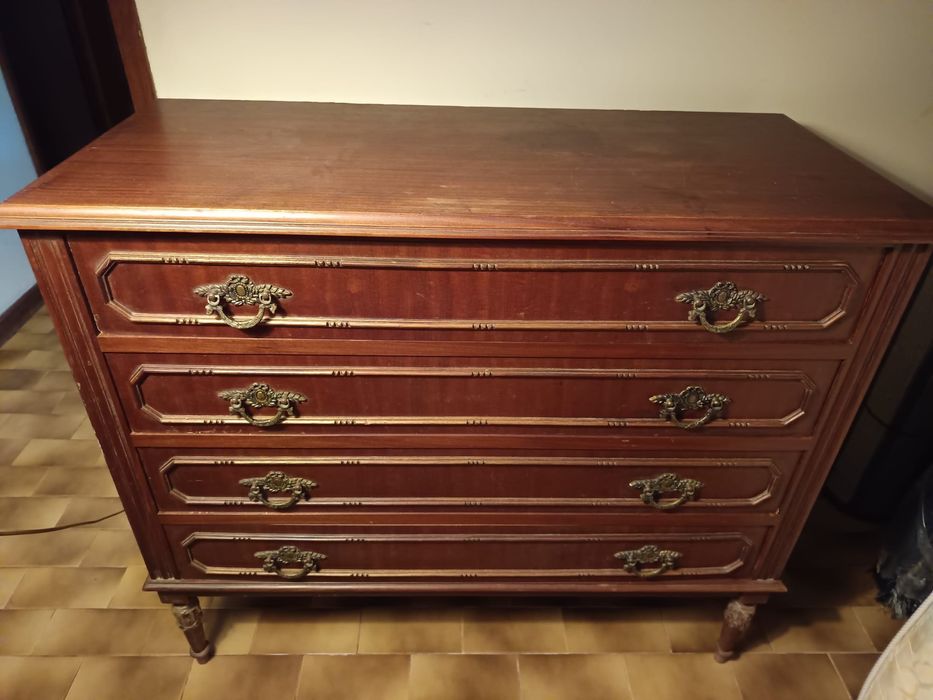 Cómoda de madeira antiga