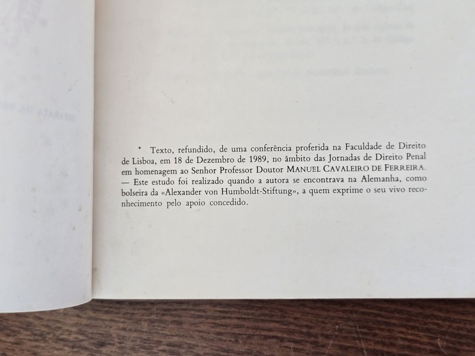 Livros jurídicos / Direito / 1 = 2,5€ / 10 = 20€