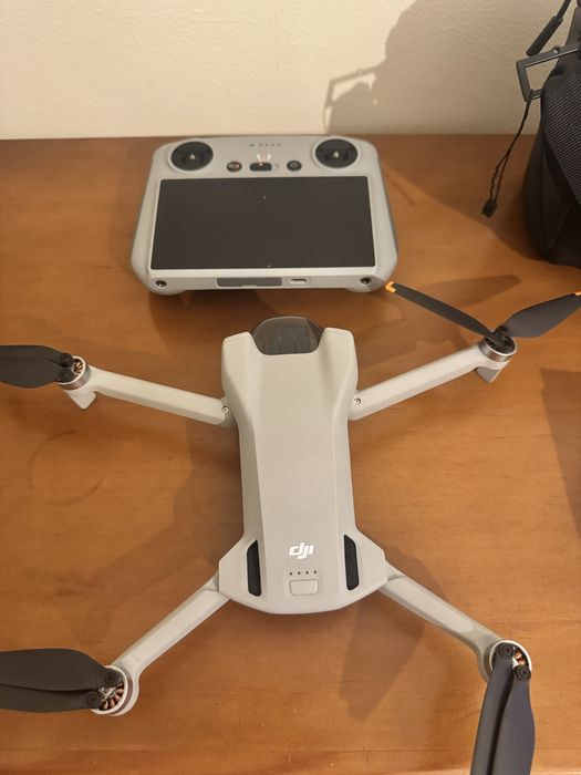 Drone DJI Mini 3 + DJI RC (com ecrã) + Kit fly more