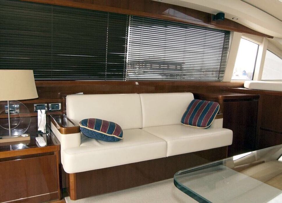 Яхта Princess V65