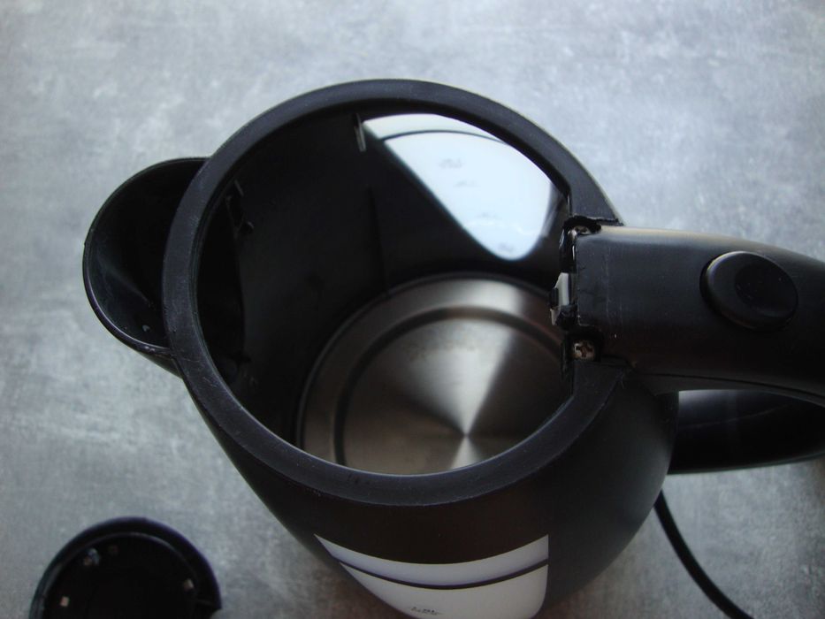 Czajnik bezprzewodowy CLARUS  2200 Watt pojemność 1,7  L.  czarny