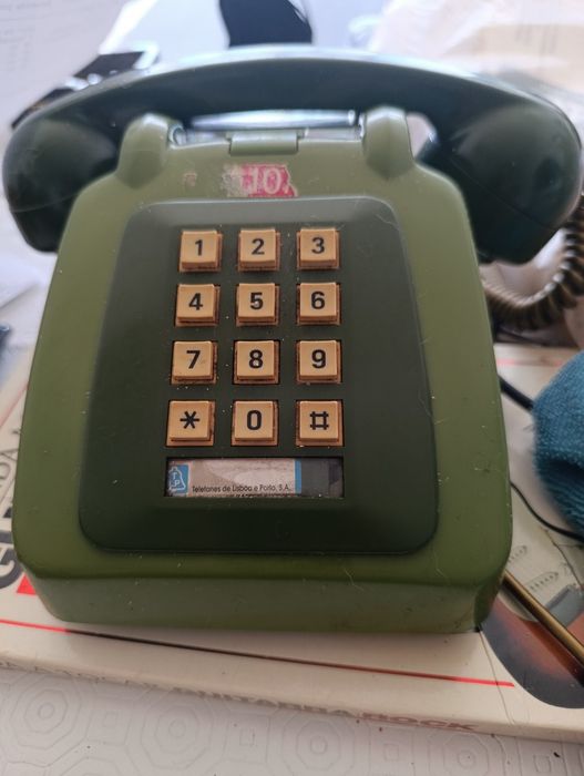 Telefone a trabalhar cor verde com  teclas