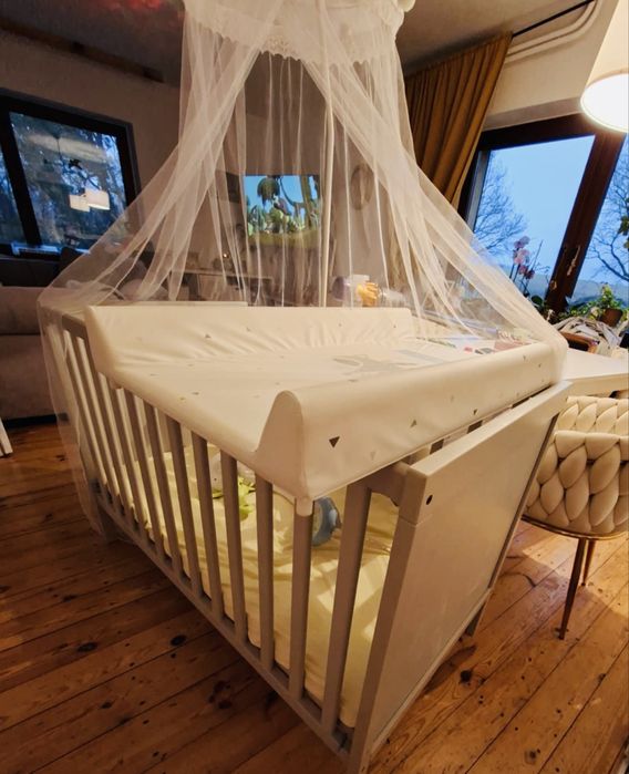 Łóżeczko ikea z materacem baldachimem i przewijakiem