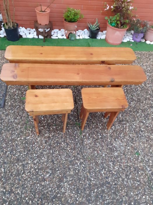 Mesa e Bancos de Jardim