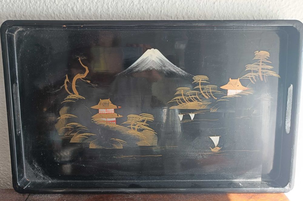 Tabuleiro Macau  antigo em laca com pinturas manuais  .