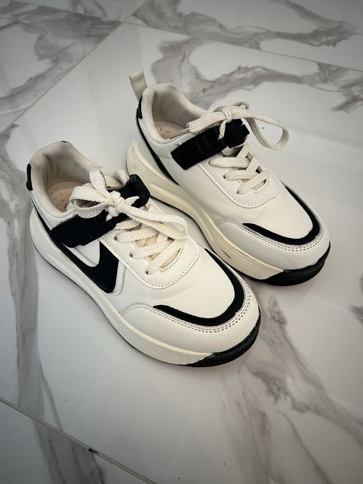 Кросівки для дівчинки та туфлі