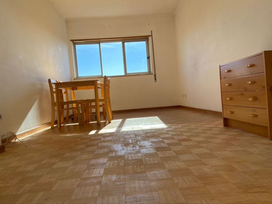 T2 Arrendo – Muito Sol (Sudoeste), Piso Alto, Silêncio, Sossego, e Transportes: Comboio, Metro e BUS - PRAGAL (5 minutos a pé)