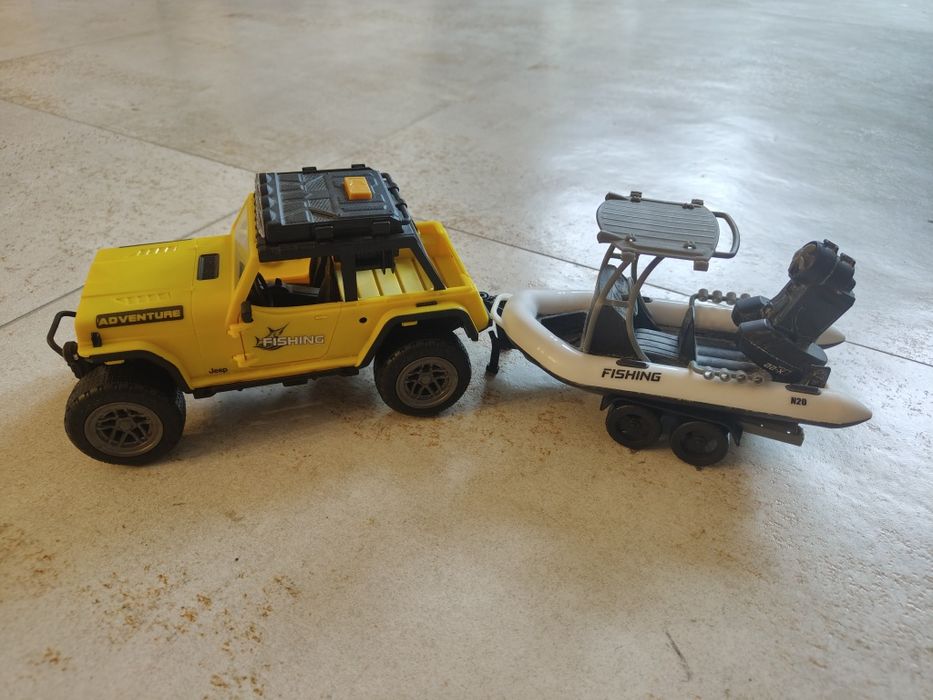 Jeep z przyczepą i łodzią