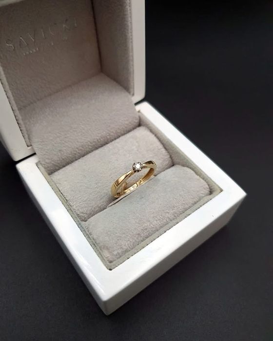 Śliczny Złoty Pierścionek zdobiony Brylantem marki W.Kruk