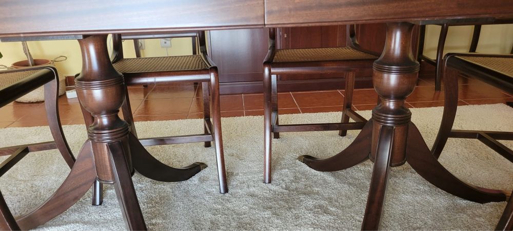 Conjunto de Sala de Jantar Clássico em Madeira – Mesa Extensível, 8 Cadeiras, Aparador e Cristaleira