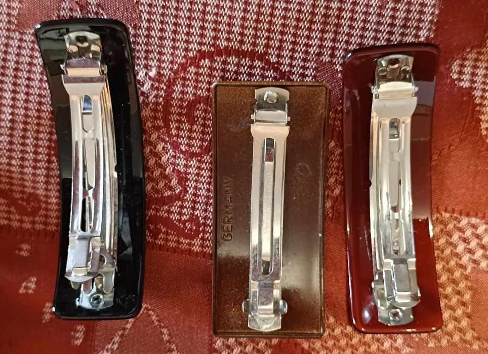 Acessórios de cabelo (dezenas de ganchos) totalidade.