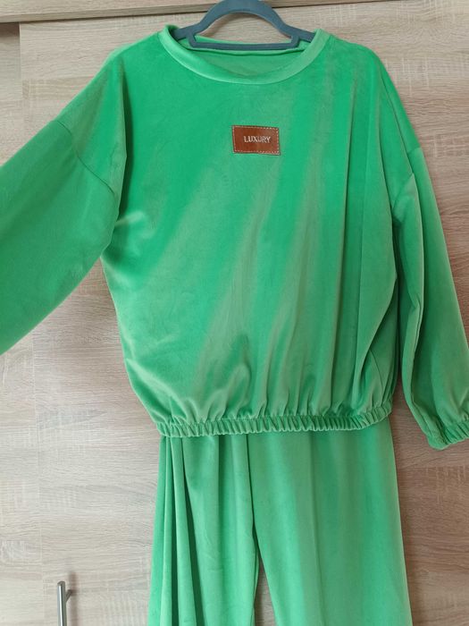 Nowy piękny Dres welur kolor jabłko