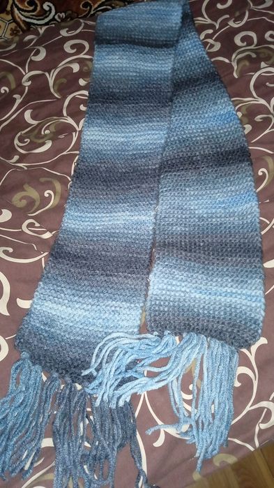 Шарф в'язаний з китицями сіро-блакитний