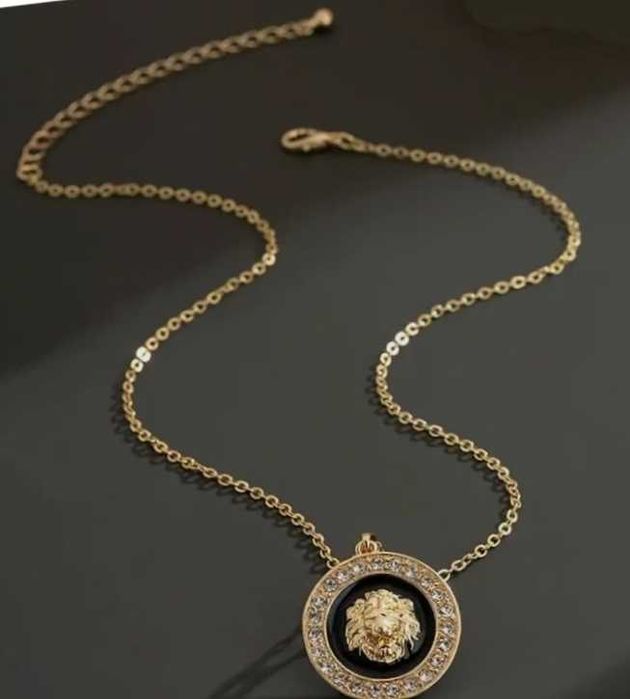 Stylowy klasyczny naszyjnik