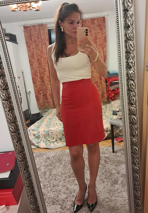 Elegancka czerwona spódnica do kolan rozm. S