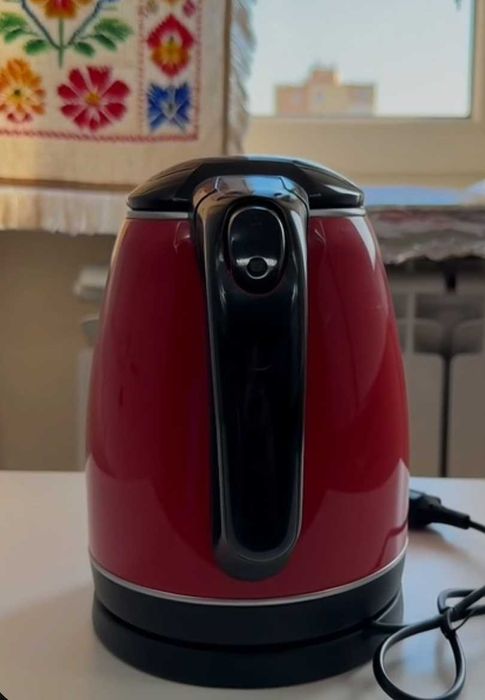 Електричний чайник на 2 літри простий і зручний