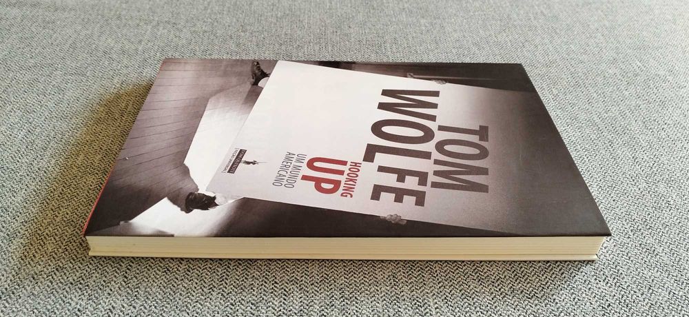 Livro "Hookimg Up - um mundo Amiericado" Tom Wolfe