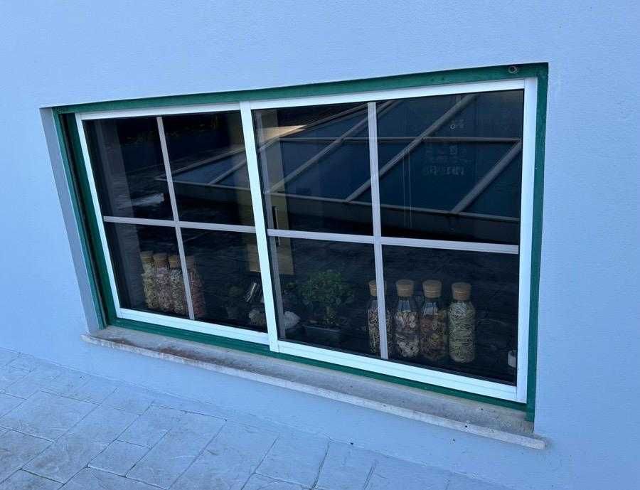 Janelas  brancas para sacada de Alumínio com aros verdes