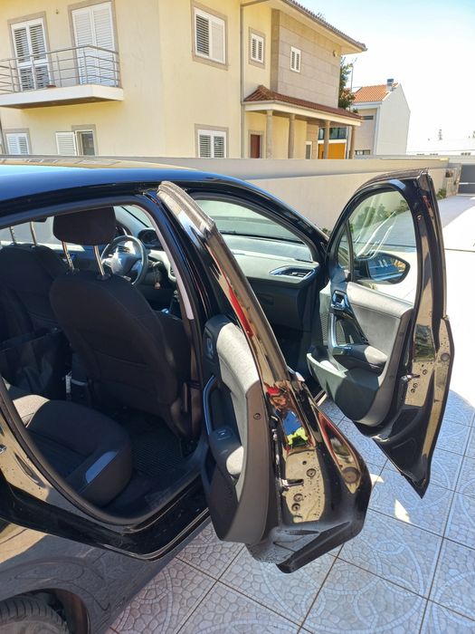 Peugeot 208 1.4HDI ALLURE  2013  141.825 km  1 proprietário  7250€