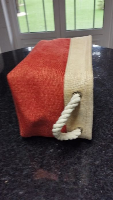 Cesto laranja e beje para decoração e guardar pequenas utilidades