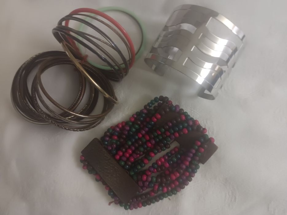 Aneis, brincos, pulseiras, impecáveis