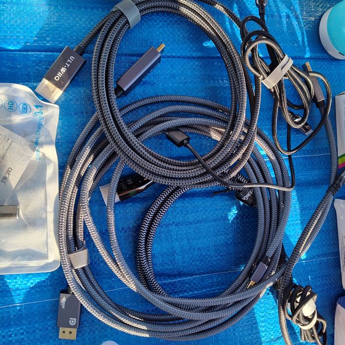 Kable, przewody,kabel  USB, typ-c, HDMI,Displayport oraz inne. Około 1