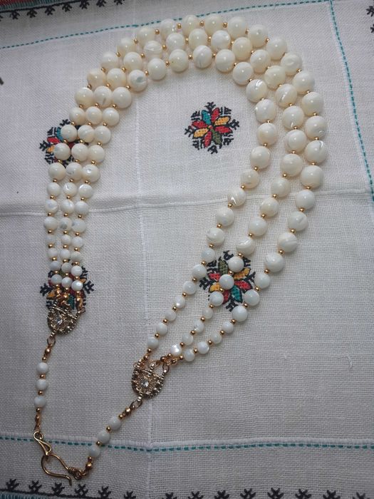 Білосніжне намисто з перламутру
