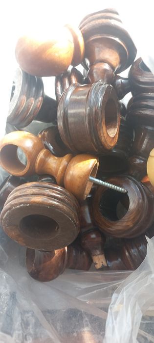 Ponteiras de varão e suportes de cortinados  de madeira