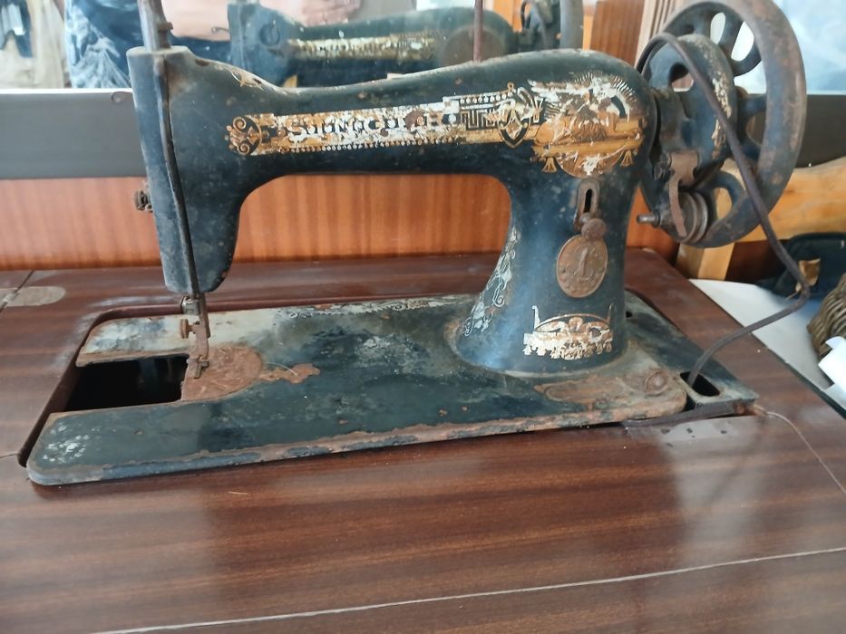 Máquina de costu singerra antiga com móvel precisa de reparacao