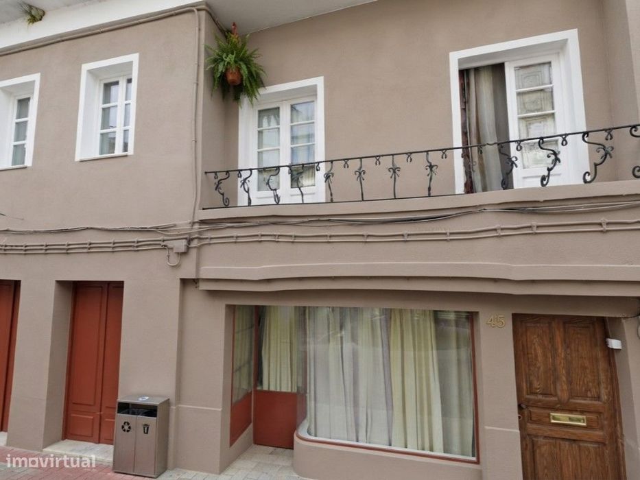 Venda conjunta de Moradia T3 + Casa T2 com Loja de Comércio