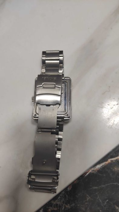 Годинник електронний наручний.