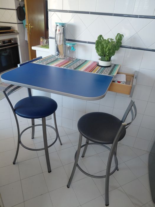 Mesa/Consola + 4 Cadeiras/Bancos Cozinha