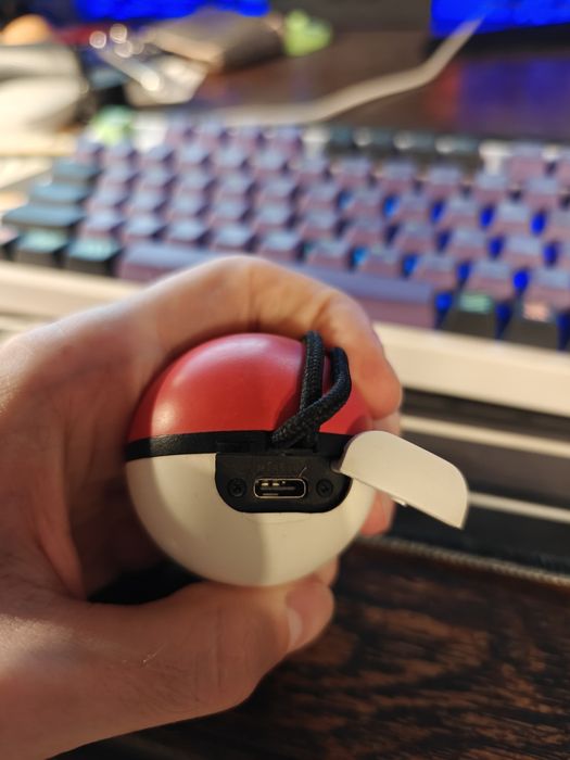 Pokeball plus nintendo pokemon go / pokemon let's go